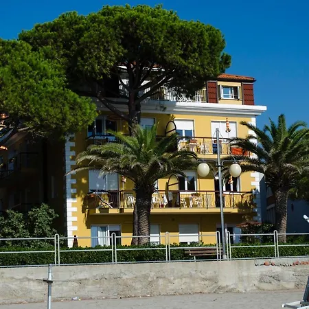 Eucaliptus Lejlighedshotel Marina dʼAndora